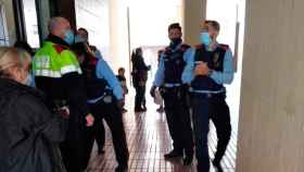 Agentes de Mossos d'Esquadra cercando al atracador atrapado en L'Hospitalet de Llobregat / CG