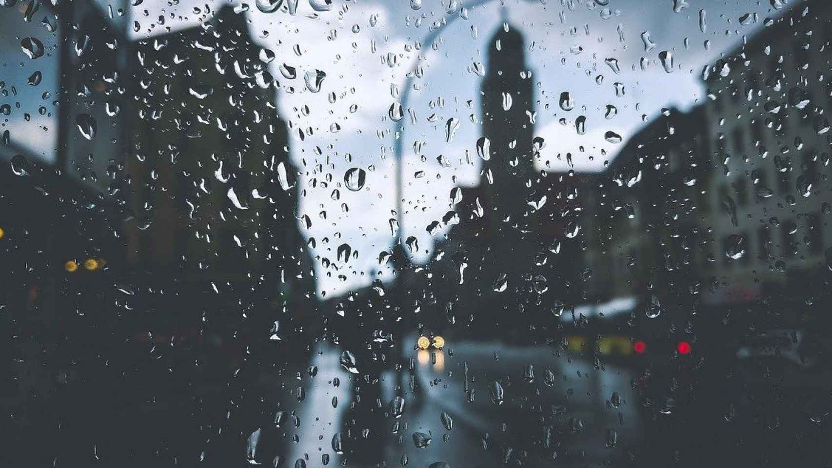 Gotas de lluvia sobre un cristal por las precipitaciones / FREEPIK