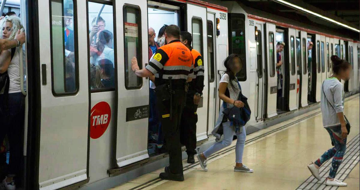 Imagen de dos vigilantes de seguridad en el Metro de Barcelona / CG