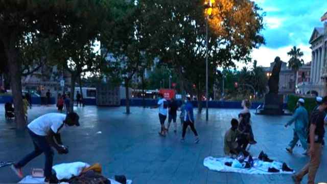 Manteros en Barcelona sin mascarillas / CG