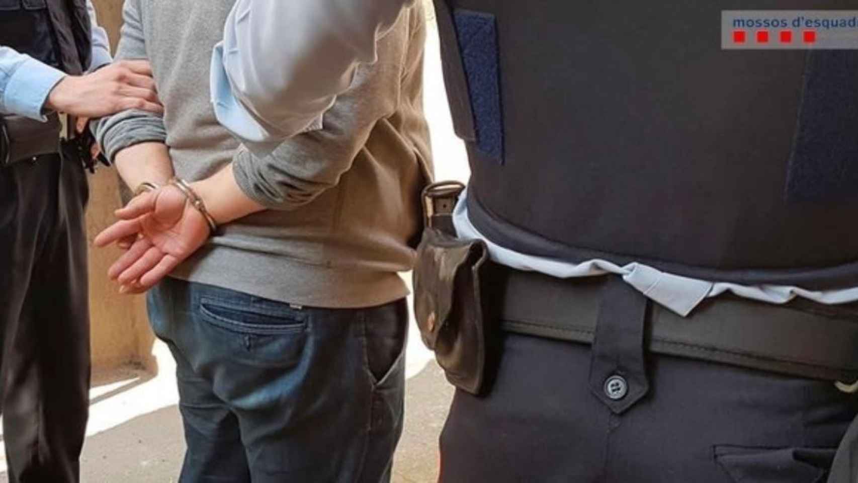 Dos agentes detienen a un hombre en Barcelona / EP