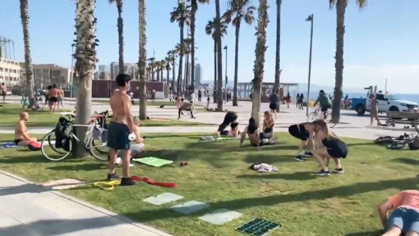 Imagen de vecinos haciendo deporte ante la playa de la Barceloneta de Barcelona durante la fase 0 / TWITTER