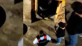 Mossos detienen a dos personas por atracar una tienda y agredir a su dueño en el Raval / HELPERS