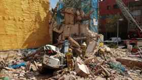 Bomberos tratan de localizar al operario tras el derrumbe de un edificio en Sant Just Desvern, Barcelona / BOMBERS