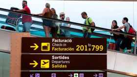 Un grupo de pasajeros en el aeropuerto de Barcelona El Prat / EFE