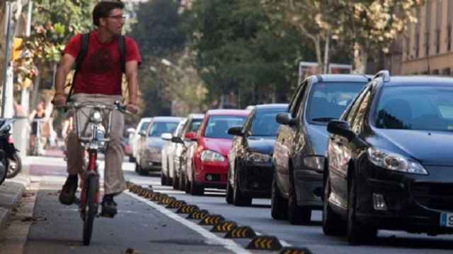 Un joven circula por un carril bici en Barcelona / CG
