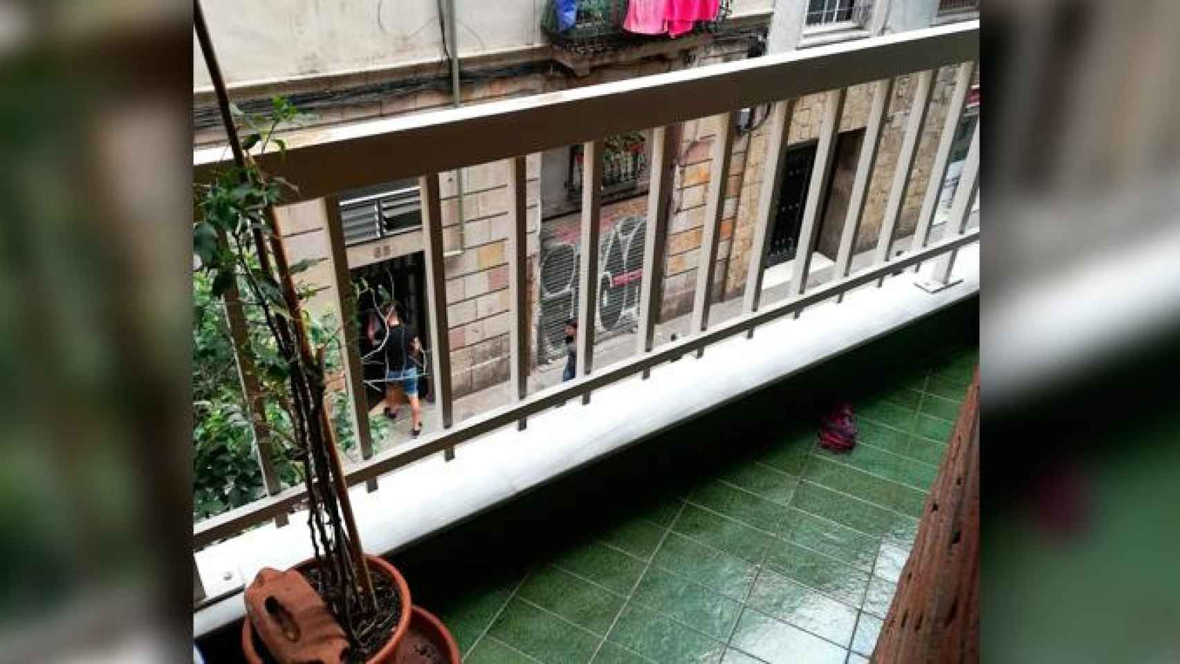 Imagen de un cliente entrando en el narcopiso de la calle Ferlandina número 67, en el Raval de Barcelona / CG