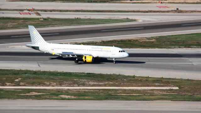 Imagen de una aeronave de Vueling en plena operación en el aeropuerto de El Prat de Barcelona / CG