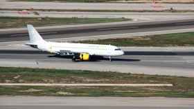 Imagen de una aeronave de Vueling en plena operación en el aeropuerto de El Prat de Barcelona / CG