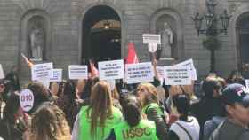 Los trabajadores del 010, manifestándose en la plaza Sant Jaume / METRÓPOLI ABIERTA