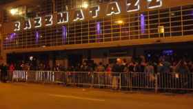 Colas para entrar a la discoteca Razzmatazz de Barcelona, donde un joven murió el pasado 8 de febrero / CG