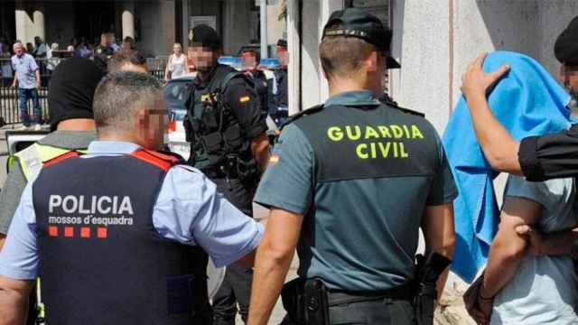 Mossos d'Esquadra y Guardia Urbana detienen a un sospechoso en Ripoll / EFE