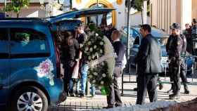 Servicios funerarios portan coronas de flores en el tanatorio de la barriada malagueña de El Palo, momentos antes de la llegada del féretro de Julen,