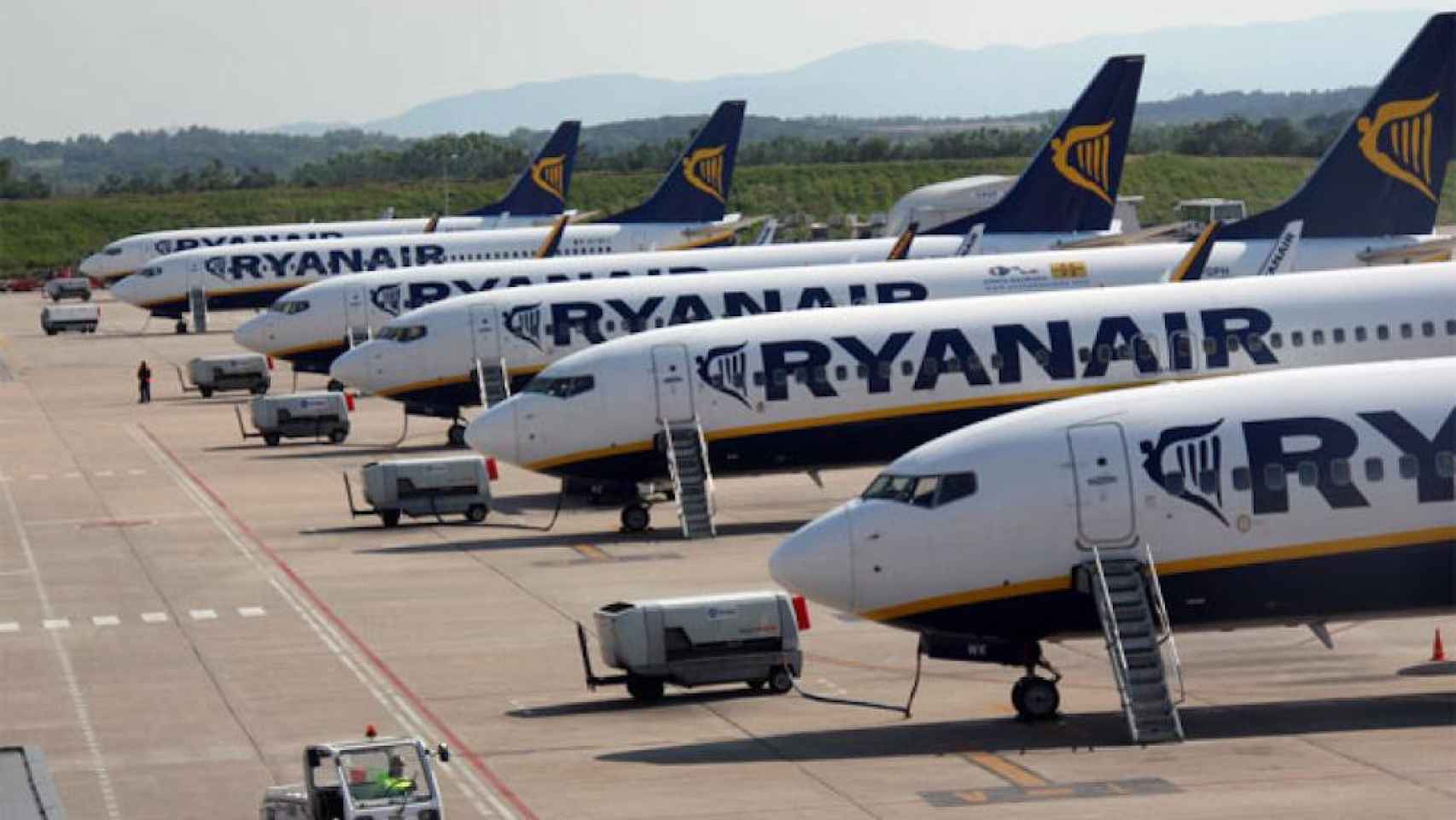 Una foto de archivo de varios aviones de Ryanair