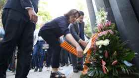 La alcaldesa de Barcelona, Ada Colau, deja una corona de flores en el monumento en recuerdo a las víctimas del atentado de Hipercor de Barcelona / EFE