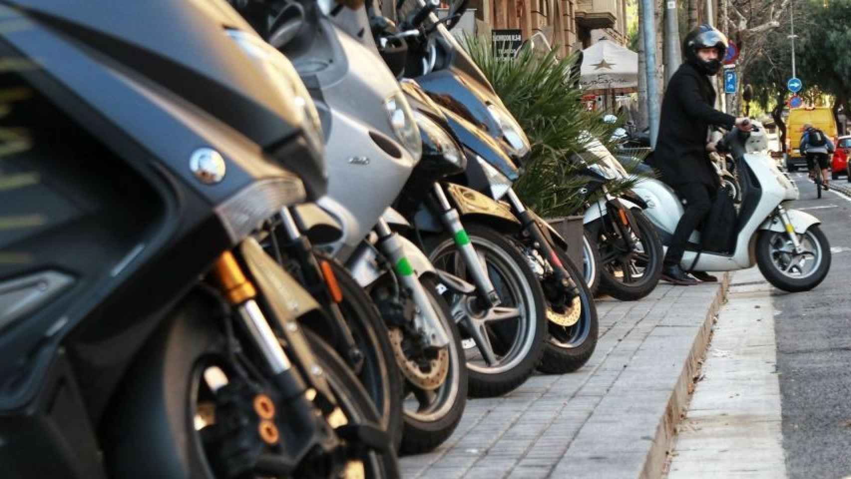 Motos aparcadas en la acera en Barcelona / HUGO FERNÁNDEZ muere