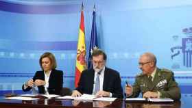 El presidente del Gobierno, Mariano Rajoy (c); la ministra de Defensa, María Dolores de Cospedal; y el Jemad, el general Fernando Alejandre (d), mandan el tradicional mensaje de Navidad a los militares en el exterior / CG