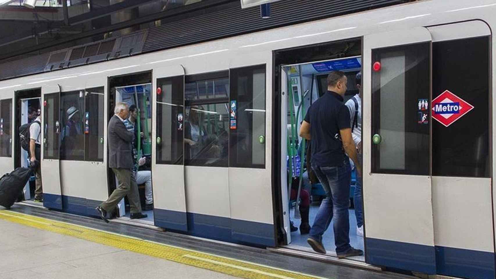 Viajeros en el metro de Madrid / EFE