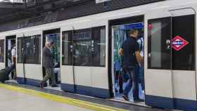 Viajeros en el metro de Madrid / EFE