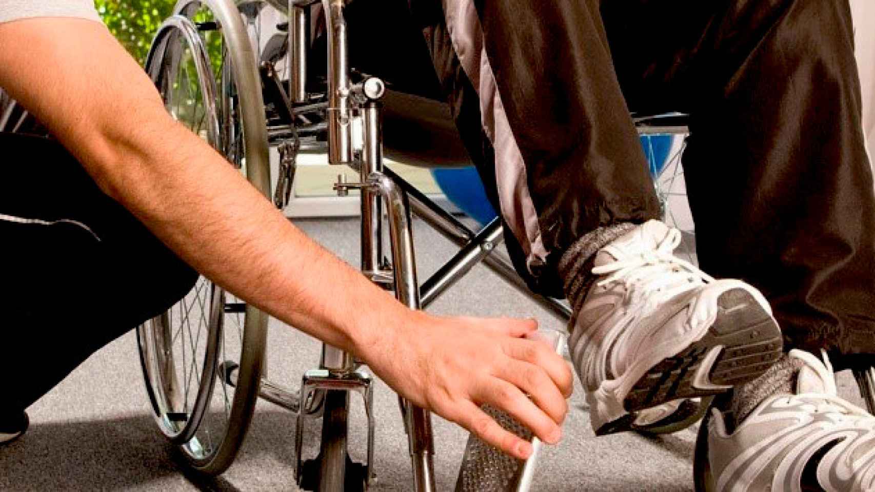 Imagen de un cuidador atendiendo a un discapacitado / CG