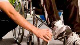 Imagen de un cuidador atendiendo a un discapacitado / CG