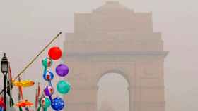 Una parada de inflables para celebrar la festividad del Diwali en Nueva Delhi / EFE