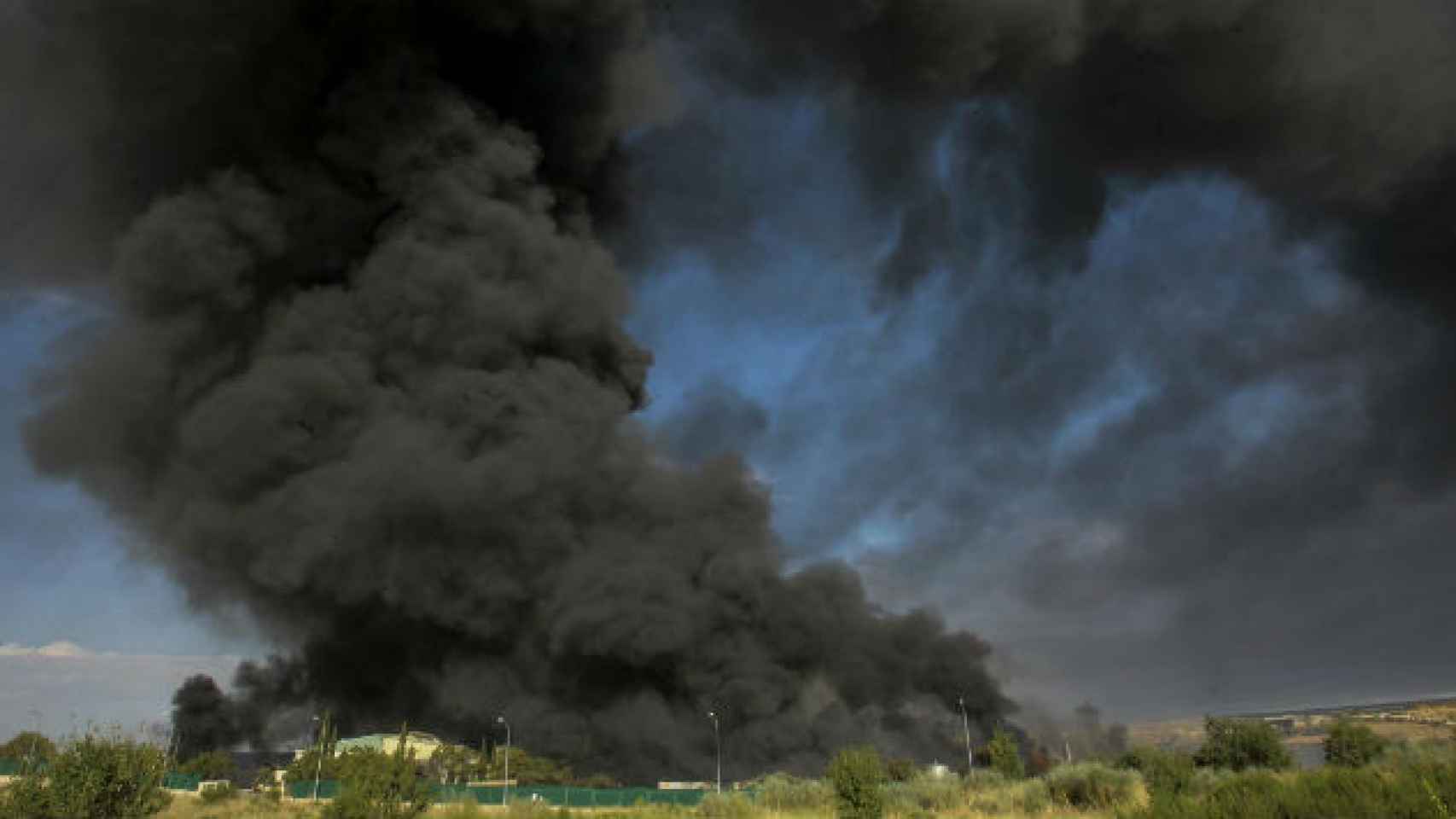 Columna de humo negro provocada por los productos químicos que arden en la planta ilegal de Chiloeches (Guadalajara). / EFE