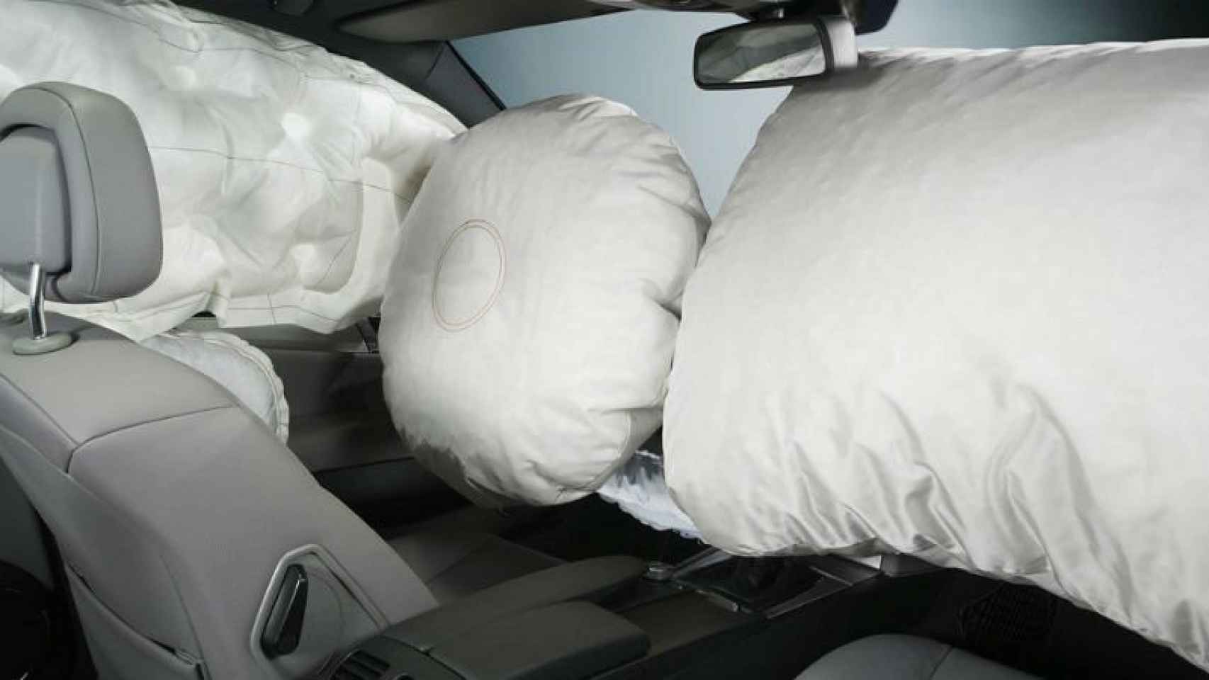 Airbags accionados en el interior de un vehículo durante unas pruebas.