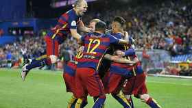 Los jugadores del F.C. Barcelona celebran el título de campeones de la Copa del Rey de esta temporada en el Vicente Calderón.