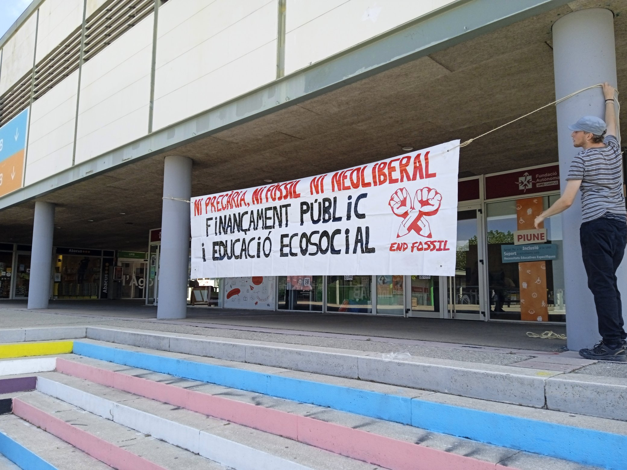 Pancarta del movimiento estudiantil End Fossil este martes en la plaza Cívica de la Universidad Autónoma de Barcelona (UAB) / END FOSSIL