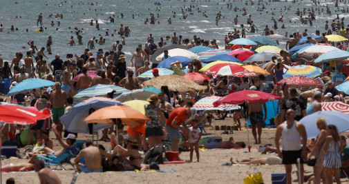 Cientos de personas han acudido este domingo a la playa de Malvarrosa, en Valencia, para disfrutar del sol y las altas temperaturas - EFE/Kai Forsterling