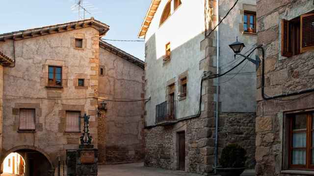 Una calle del municipio de Alpens / CG