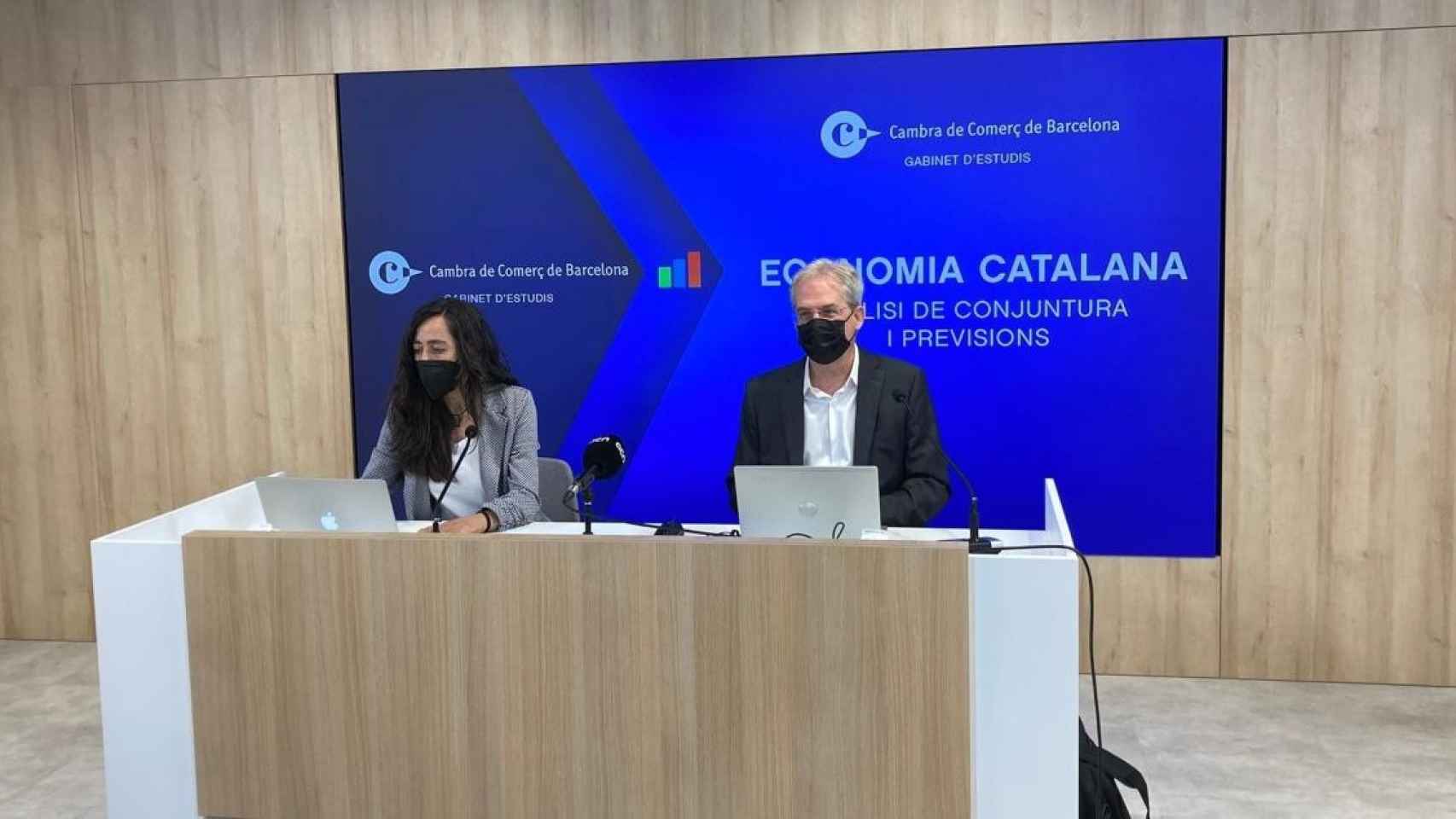 El director del gabinete de estudios económicos de la Cámara de Barcelona, Joan Ramon Rovira, junto con su presidenta, Mònica Roca, en la presentación del informe de coyuntura del tercer trimestre de 2021 / EP