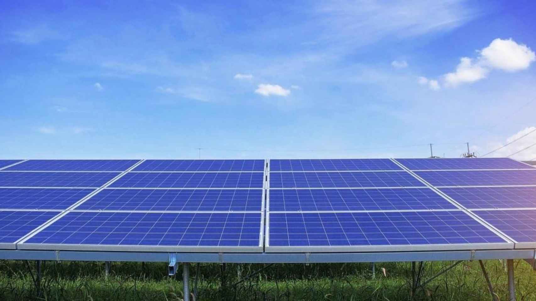 Planta de placas fotovoltaicas de energía renovable / EP