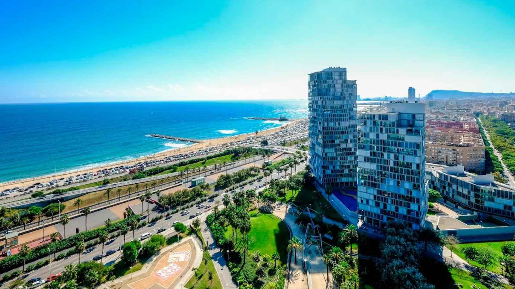 Viviendas en el barrio de Diagonal Mar de Barcelona con el parque homónimo en primer plano / CG