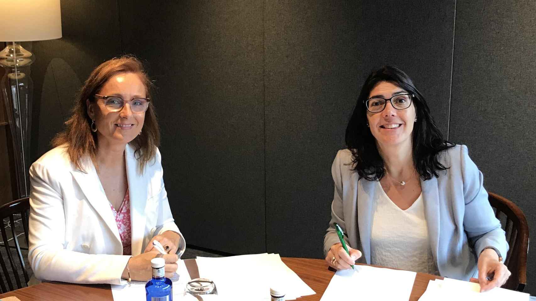 Mireia Torres, presidenta de la Plataforma Tecnológica del Vino, y Carme Sabrí, directora de AgroBank
