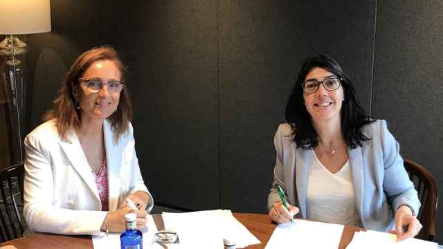 Mireia Torres, presidenta de la Plataforma Tecnológica del Vino, y Carme Sabrí, directora de AgroBank