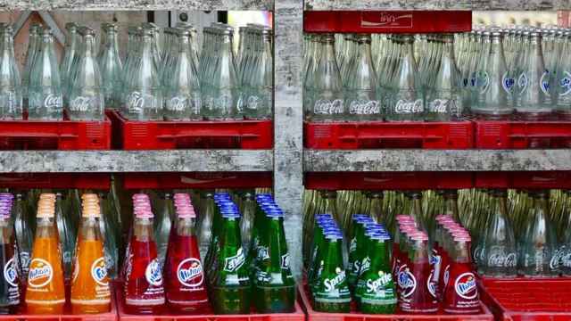 Botellas de bebidas azucaradas envasadas / CG