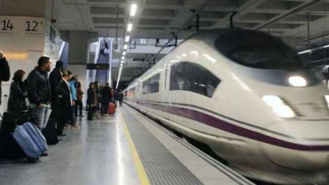 Una foto de archivo de un tren AVE entrando en la estación de Sants de Barcelona / EFE
