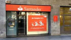 Una sucursal de Banco Santander con un anuncio de una cuenta bancaria, en una imagen de archivo / EFE