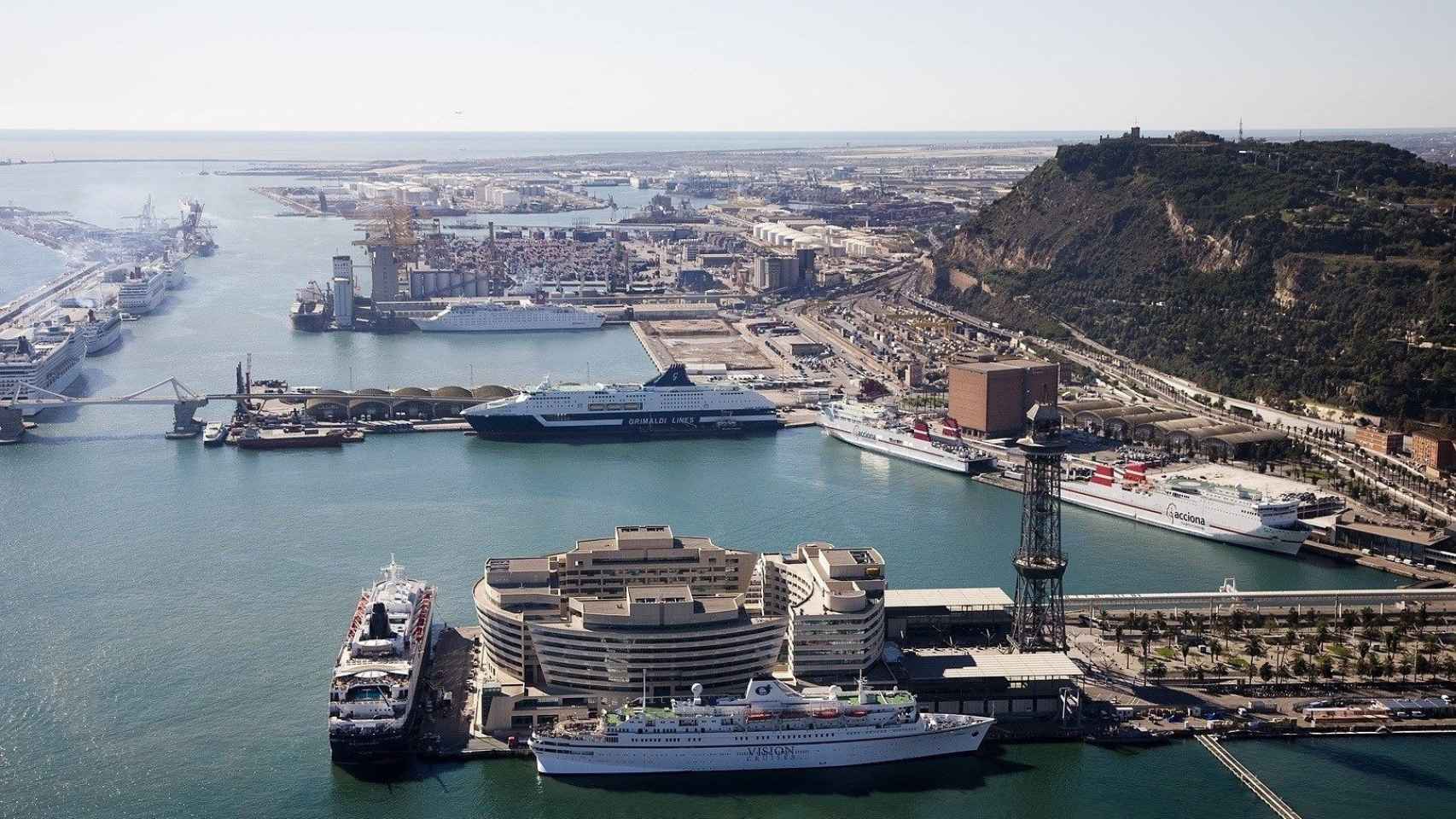 Imagen aérea del puerto de Barcelona y sus terminales de cruceros / EP