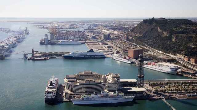 Imagen aérea del puerto de Barcelona y sus terminales de cruceros / EP