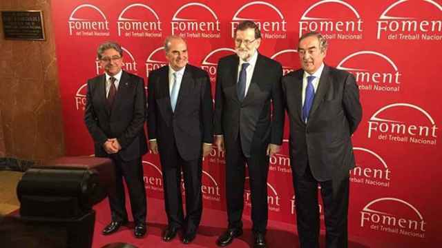 El delegado del Gobierno, Enric Millo; el presidente de Foment, Joaquim Gay de Montellà, el presidente español Mariano Rajoy y el presidente de la CEOE, Juan Rosell (de izquierda a derecha) / CG