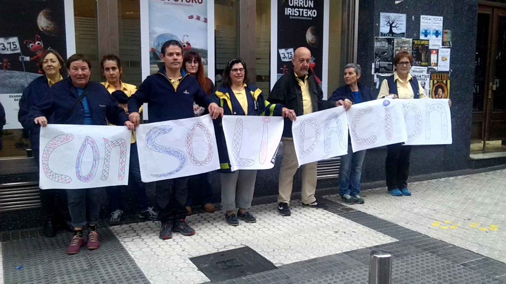 La hora del bocadillo está tan arraigada como tiempo libre para los trabajadores que en algunos casos, como el de la imagen tomada en San Sebastián en 2015, se aprovecha para manifestarse