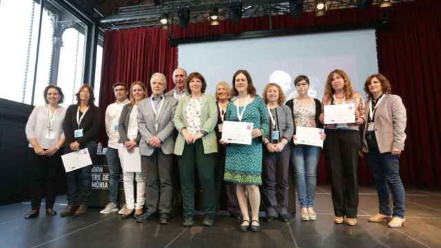 Laia Ortiz (c), teniente de alcalde del Ayuntamiento de Barcelona entrega los premios de las empresas que han participado en el programa 'Làbora' / CG