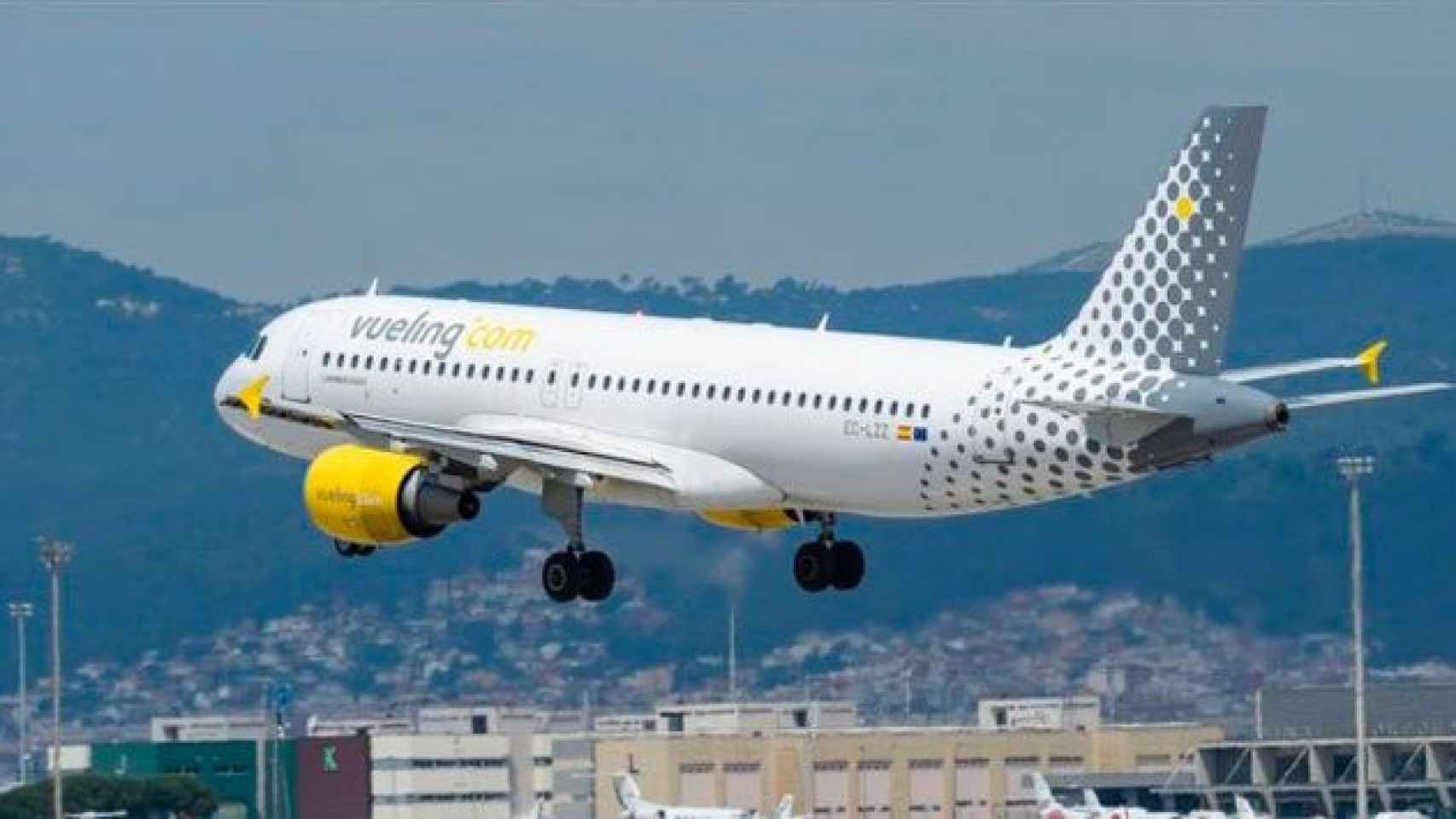 Un avión de Vueling despegando desde el aeropuerto de El Prat de Barcelona / EFE