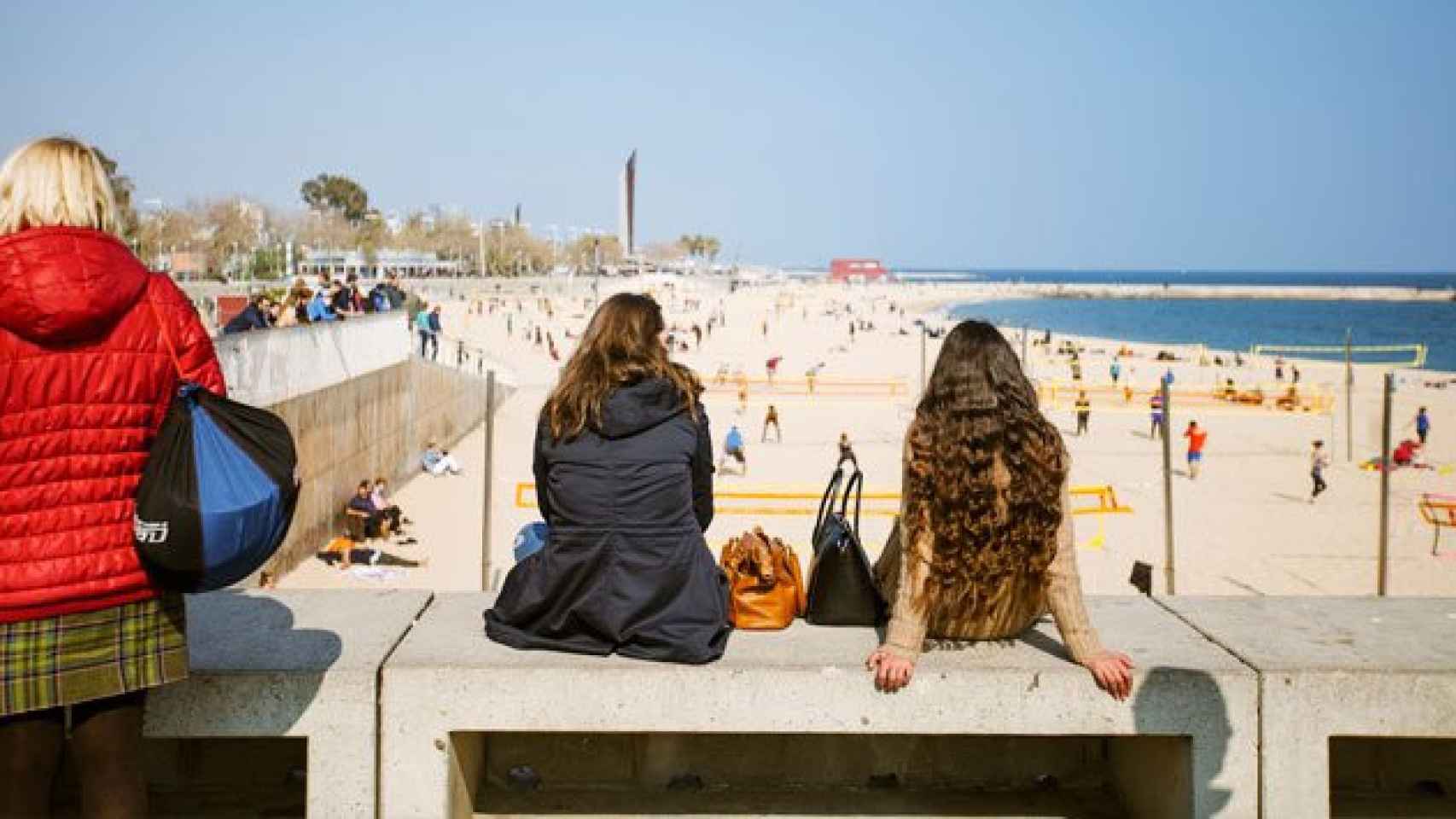 Dos turistas en la playa de la Barceloneta, en Barcelona / CG