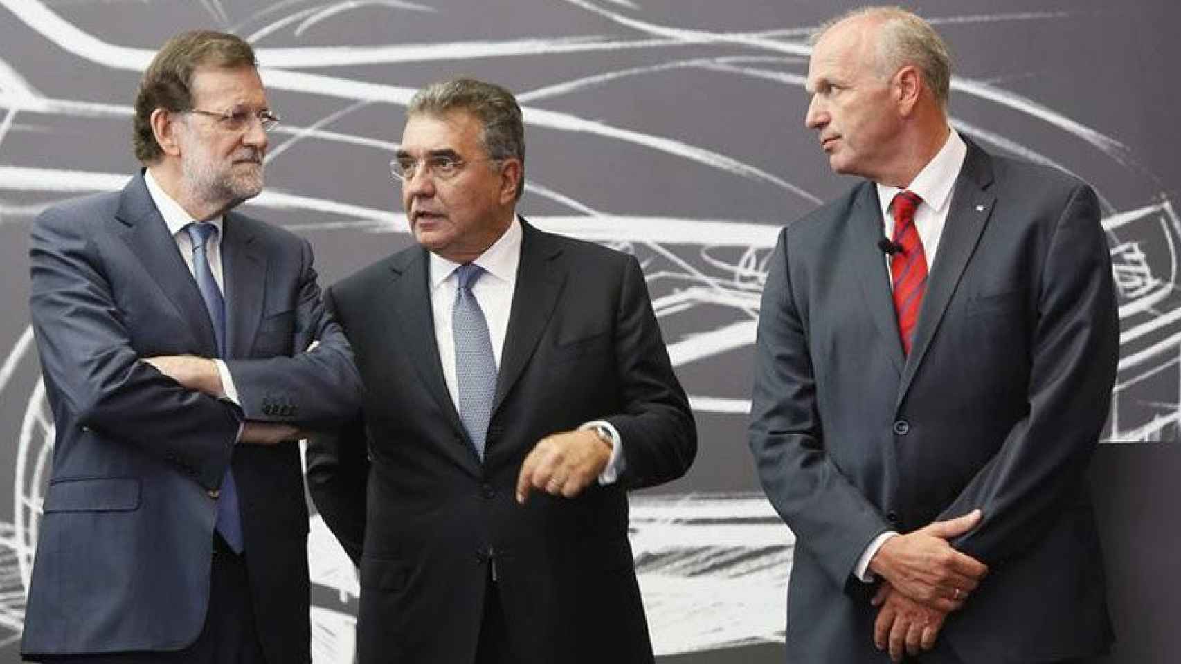 De izquierda a derecha, el presidente del Gobierno, Mariano Rajoy, el vicepresidente de compras de Volkswagen, Francisco Javier García Sanz, y el presidente de Seat, Jürgen Stackmann