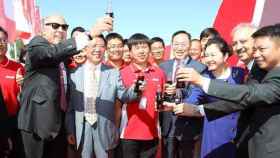El presidente mundial de Coca-Cola brinda con los colaboradores de la nueva factoría china tras su inauguración.