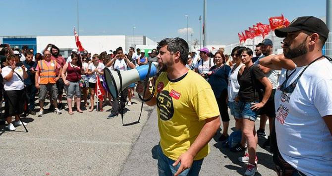 Trabajadores del almacén de Amazon en San Fernando de Henares (Madrid) protestan frente al centro logístico / EFE